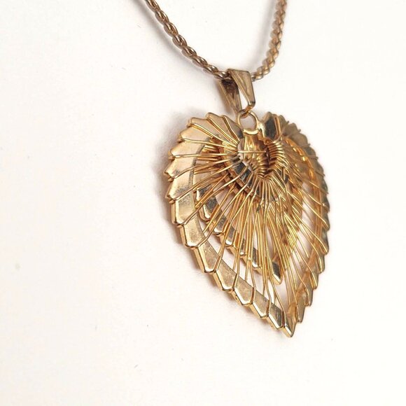 Gold tone double heart wire wrapped pendant necklace - Picture 4 of 14
